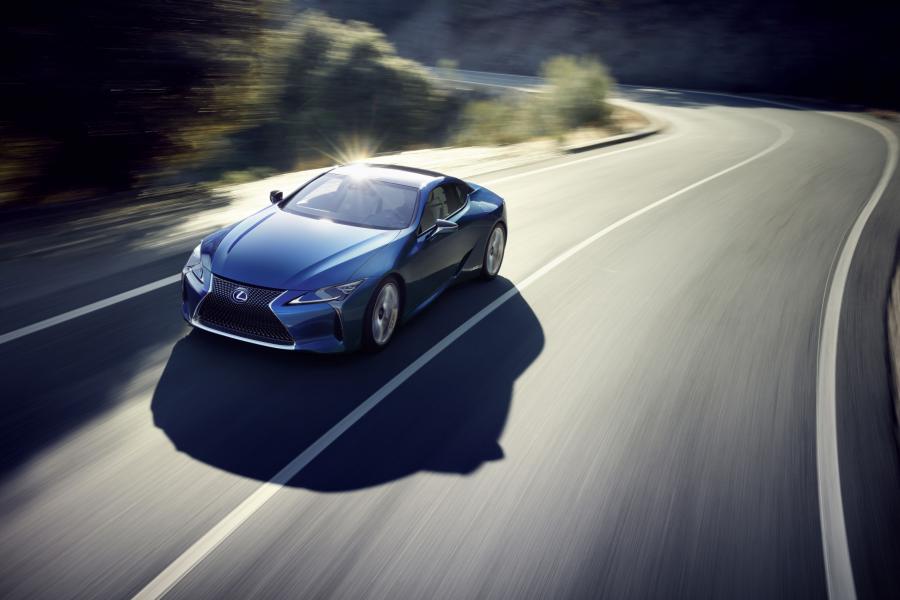  Lexus LC500h 2016 года  (EU) (фото 4 из 79)
